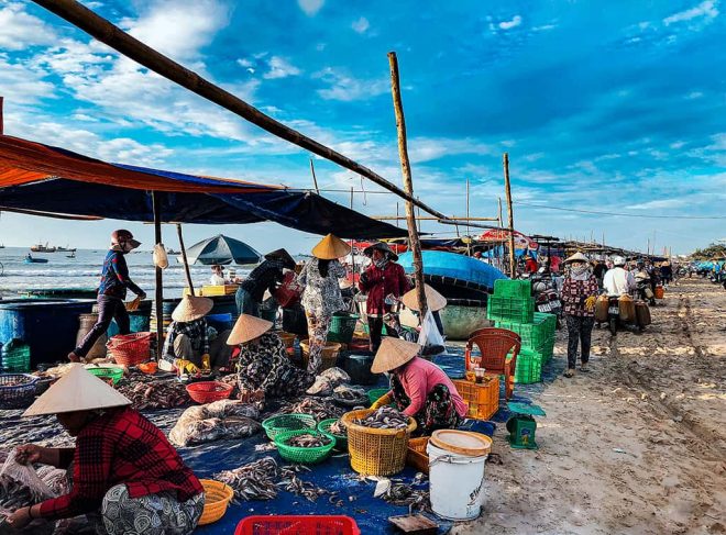 Cảnh buôn bán đông vui vào buổi sáng ở làng chài