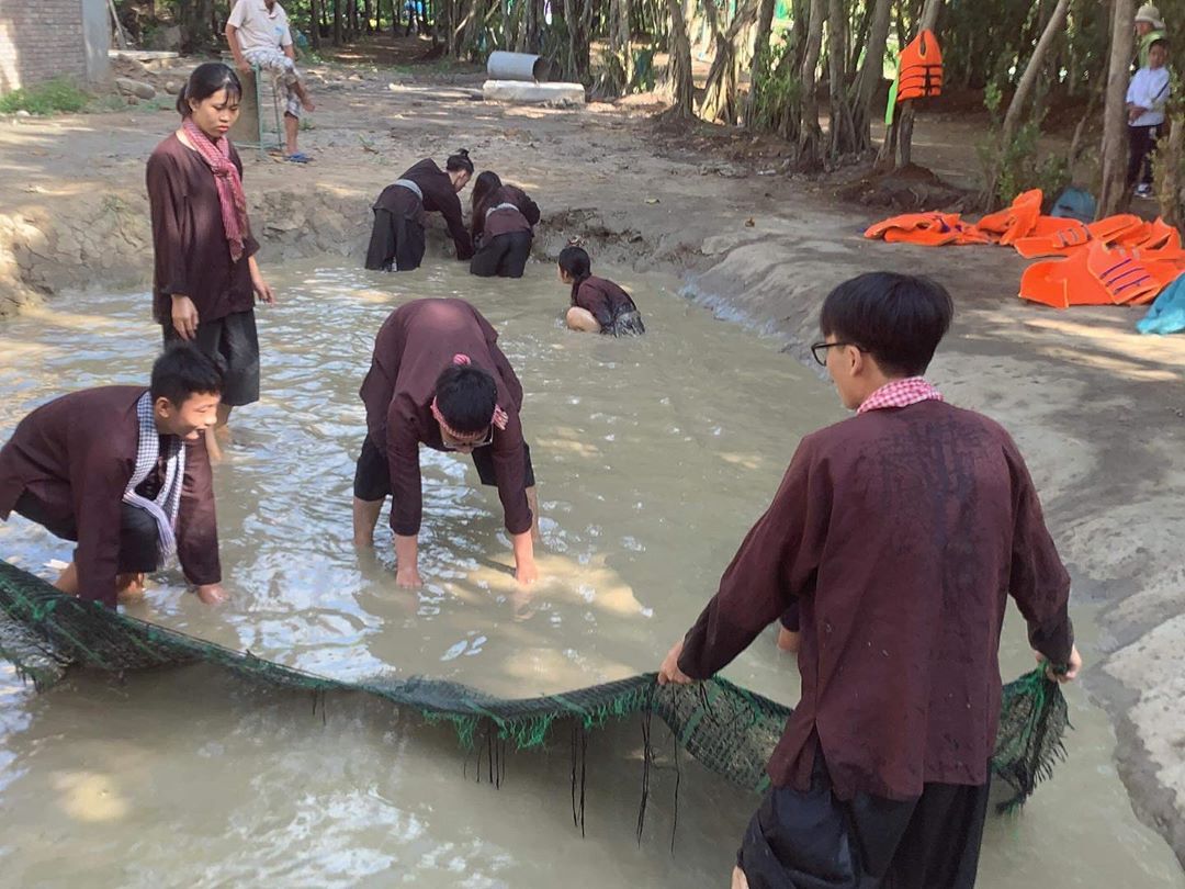 Hoạt động bắt cá, tát ao cũng rất thú vị mà bạn có thể tham gia 