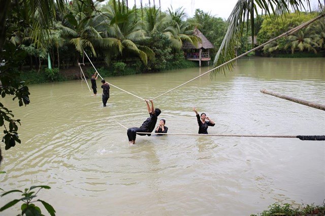 Đu dây qua sông cũng là trò chơi thú vị ở đây 