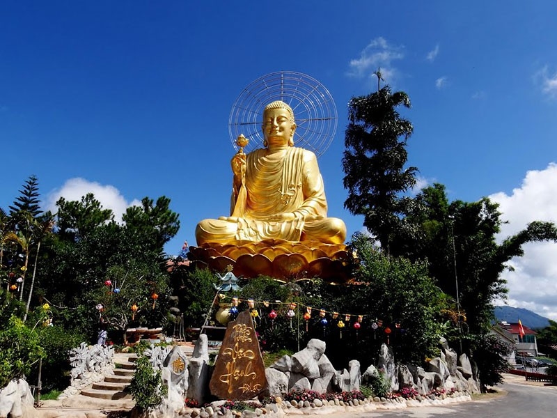 Thiền viện Vạn Hạnh Đà Lạt với tượng Phật Thích Ca Niêm Hoa Vi Tiếu khổng lồ 