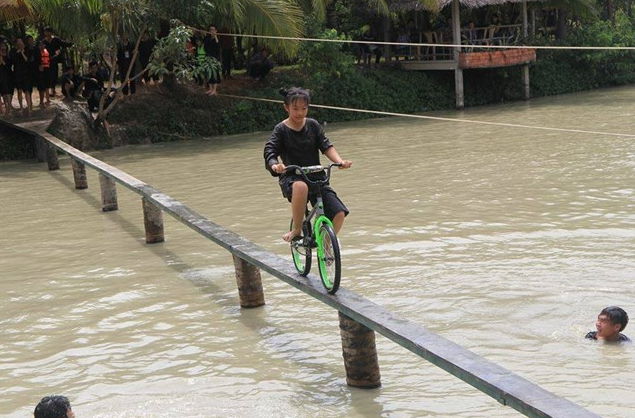 Trò đi xe đạp qua sông đòi hỏi người chơi phải khéo léo 