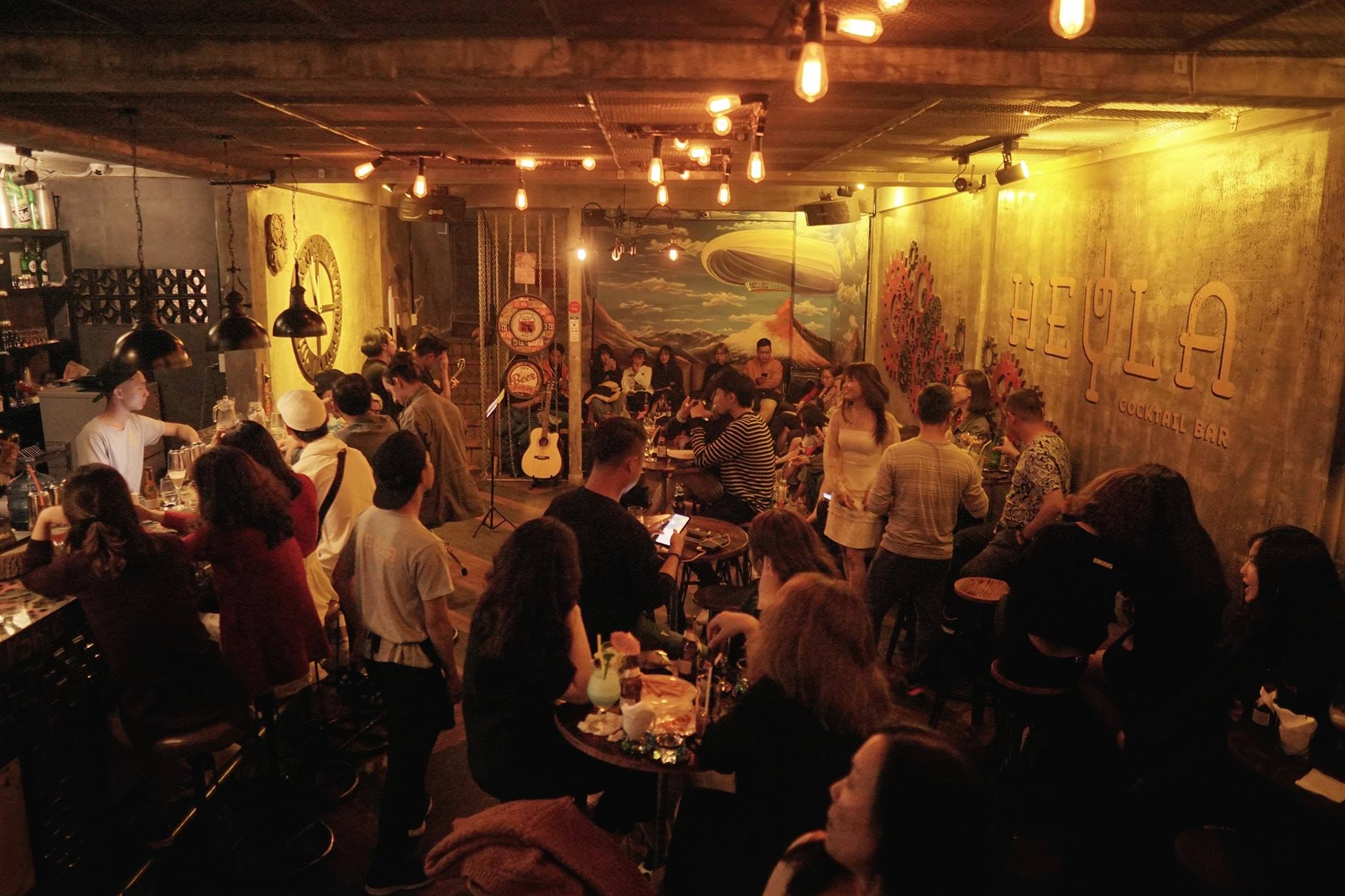 Không gian hoài cổ tại Heyla Cocktail Bar - Quán cà phê acoustic Đà Lạt